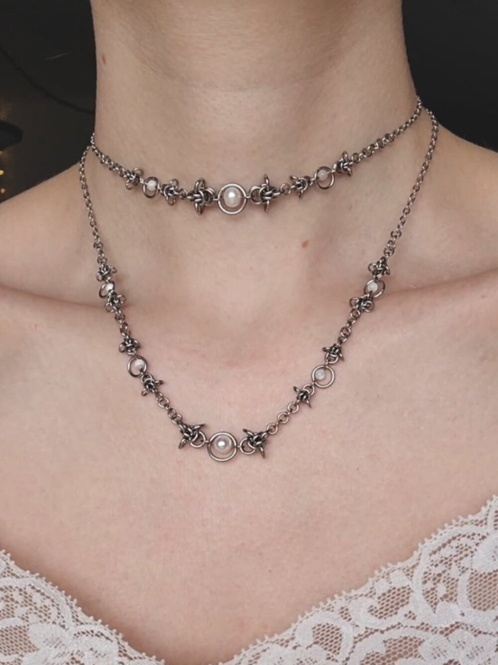 Vintage silver and white pearl choker necklace with a small silver chain - Picture 13 of 14